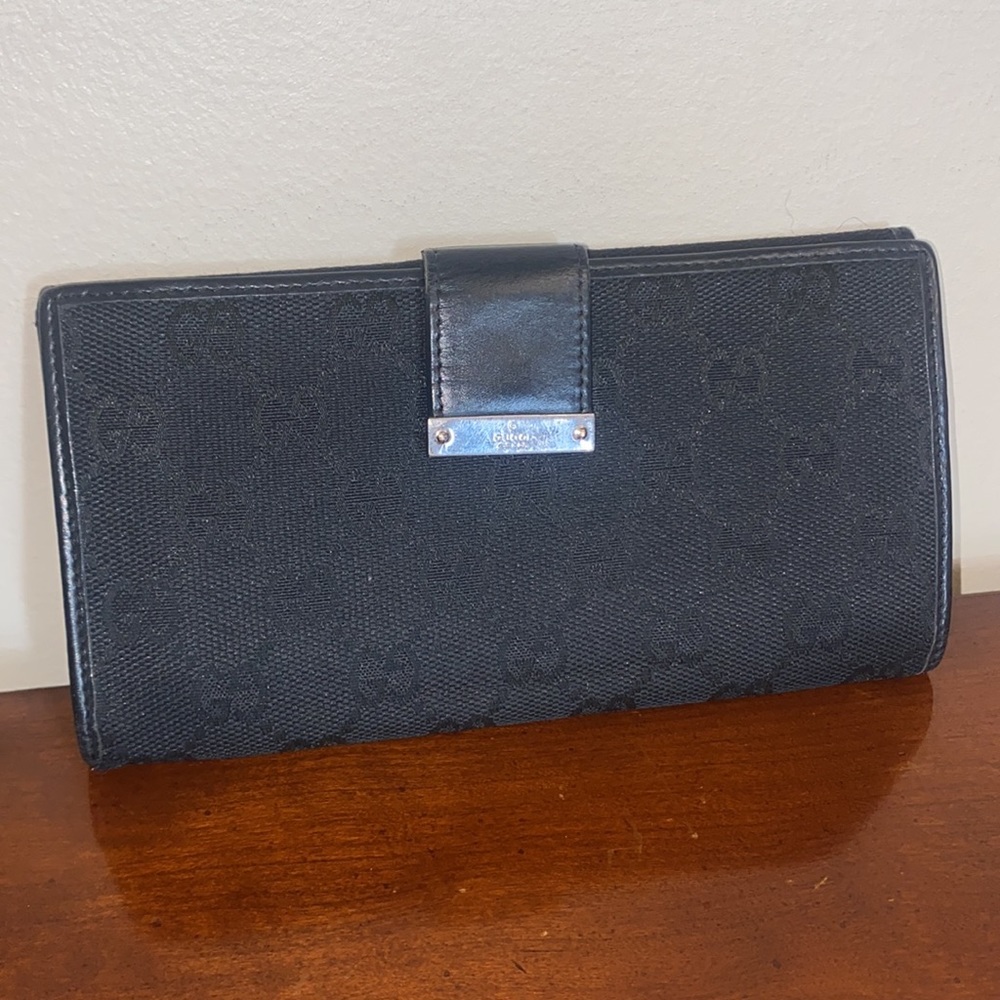 Black Gucci wallet! Gorgeous!! Excellent used condition.